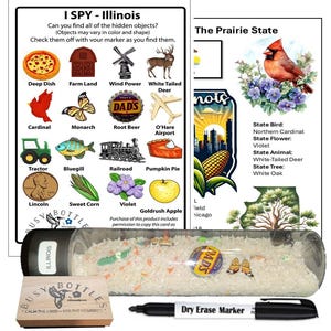 Peut inclure: Un ensemble d'activit&eacute;s I Spy Illinois comprenant une carte imprim&eacute;e avec des illustrations sur le th&egrave;me de l'&Eacute;tat, une bouteille en plastique transparent remplie de riz blanc et d'objets cach&eacute;s, un bloc en bois et un marqueur effa&ccedil;able noir.
