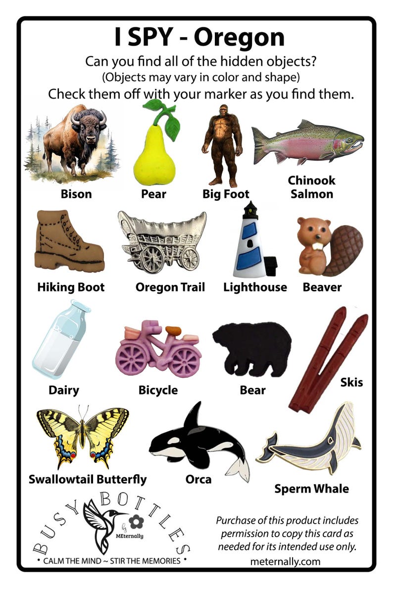 Peut inclure: Une carte de jeu I SPY - Oregon pr&eacute;sentant une grille d'ic&ocirc;nes comprenant un bison, une poire, Bigfoot, un saumon Chinook, une chaussure de randonn&eacute;e, un chariot Oregon Trail, un phare, un castor, une bouteille de lait, un v&eacute;lo, un ours, des skis, un papillon machaon, une orque et un cachalot.