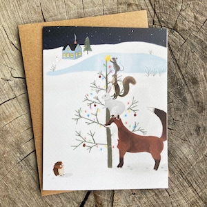 Biglietto di auguri di Natale / Animali del bosco che decorano l'albero di Natale / Biglietto di auguri di Natale con animali / Animali della foresta