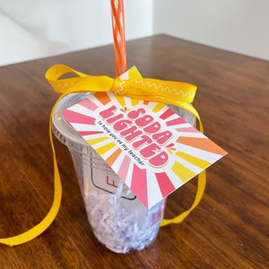 Etiqueta y tarjeta de regalo iluminadas con soda: Me alegra tenerte como maestro. Agradecimiento al maestro. DESCARGA INSTANTÁNEA.
