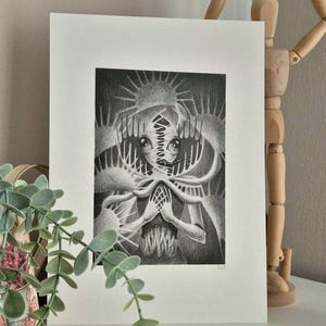 Puede incluir: Dibujo a lápiz en blanco y negro de una persona con la cara oculta por una serie de manos. El dibujo está enmarcado y tiene un fondo blanco.