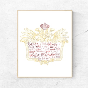 Può includere: Stampa artistica incorniciata con un design dorato e rosso e testo. L'opera d'arte include un'aquila a due teste, una corona e testo scritto a mano con nomi e frasi. La stampa è esposta in una cornice di legno colorata.