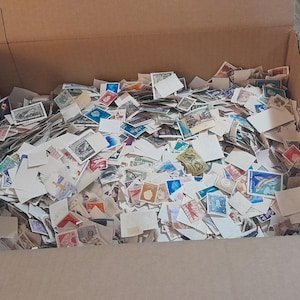 MÁS DE 2000 SELLOS DIFERENTES DE TODO EL MUNDO (Kiloware) DE MUCHOS PAÍSES DISTINTOS - DE PEQUEÑOS A GRANDES - SIN PAPEL - VER FOTOS - ENVÍO REDUCIDO