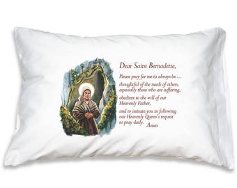 Fronha com a Oração de Santa Bernadette, Fronha com Tema de Santos Católicos, Presente Ideal para Crianças e Afilhados em Aniversários, Primeira Comunhão e Páscoa.