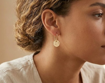 Brincos minimalistas de disco martelado em ouro 14k: joias penduradas para o dia a dia