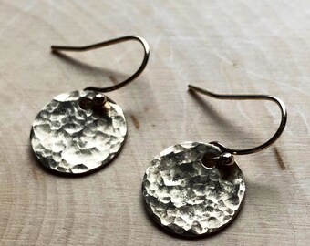 Brincos de disco com acabamento em ouro martelado: joias pendentes minimalistas