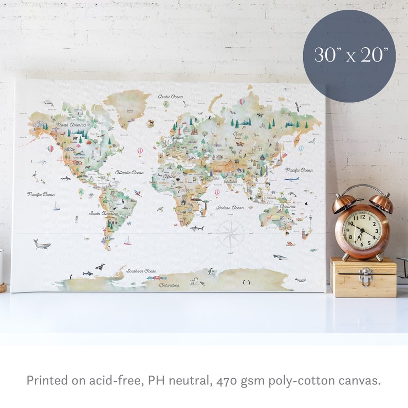 Op de afbeelding: Een aquarel wereldkaart gedrukt op een canvas van 76 bij 51 centimeter. De kaart bevat illustraties van dieren, bezienswaardigheden en vervoer. De tekst "Gedrukt op zuurvrij, pH-neutraal, 470 gsm polykatoen canvas." staat onder de kaart.