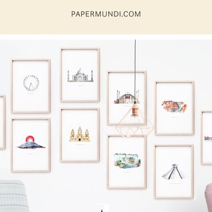 Puede incluir: Una pared blanca con 10 impresiones de acuarela enmarcadas de monumentos famosos de todo el mundo. Las impresiones est&aacute;n dispuestas en una cuadr&iacute;cula y todas son del mismo estilo. Las impresiones est&aacute;n rodeadas por una pared blanca y un suelo de madera. El texto "COMPLETE YOUR TRAVEL GALLERY WALL 10 FREE PRINTABLES PAPERMUNDI.COM" est&aacute; en la parte superior de la imagen.