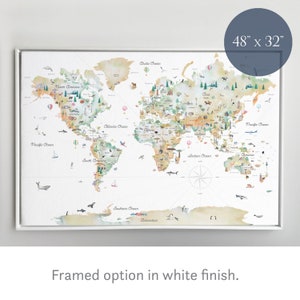 Op de afbeelding: Een aquarel wereldkaart print met een wit frame. De kaart bevat illustraties van dieren, bezienswaardigheden en vervoer. De print is 48 inch bij 32 inch.