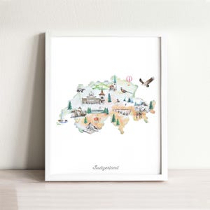 Puede incluir: Un mapa en acuarela enmarcado de Suiza que presenta ilustraciones de montañas, pinos, un globo aerostático, un pájaro y varios edificios. La palabra Switzerland está impresa en una fuente cursiva en la parte inferior del mapa.