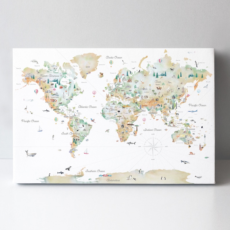 Op de afbeelding: Een aquarel wereldkaart met illustraties van dieren, bezienswaardigheden en vervoer. De kaart omvat de continenten Noord-Amerika, Zuid-Amerika, Afrika, Azi&euml;, Australi&euml; en Antarctica. De oceanen zijn gelabeld: Arctisch, Atlantisch, Pacifisch, Indisch en Zuidelijk.