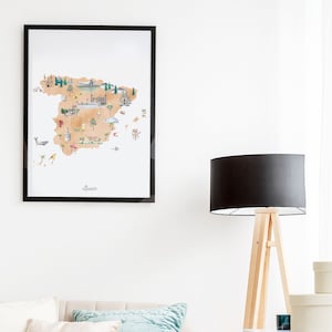 Puede incluir: Una impresi&oacute;n enmarcada de una ilustraci&oacute;n de acuarela de Espa&ntilde;a con monumentos e iconos. El mapa est&aacute; sobre un fondo beige con la palabra "Espa&ntilde;a" impresa debajo del mapa.