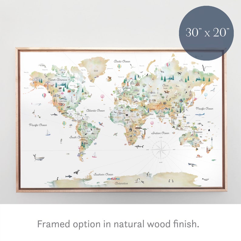 Op de afbeelding: Een ingelijste wereldkaart met een aquarelontwerp. De kaart toont continenten, oceanen en illustraties van dieren en bezienswaardigheden. De lijst is van naturel hout. De kaart meet 76,2 cm bij 50,8 cm.