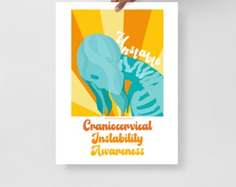 Może przedstawiać: Plakat w stylu retro z niebieską i turkusową ilustracją osoby ze szkieletowym kręgosłupem, z tekstem "Niestabilny" nad ilustracją i "Craniocervical Instability Awareness" pod spodem. Tło to wzór żółtych i pomarańczowych promieni słońca.