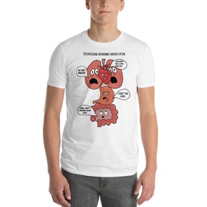 Puede incluir: Camiseta blanca con un gráfico de órganos de dibujos animados con caras y burbujas de diálogo. El texto en la camiseta dice "Dysfunctional Autonomic Nervous System".