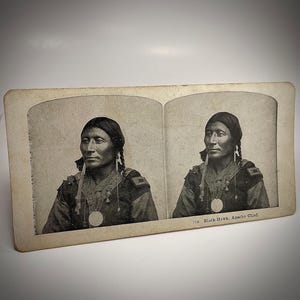 Puede incluir: Estereografía vintage en blanco y negro con dos retratos de Black Hawk, jefe apache. Los retratos muestran a un hombre con cabello oscuro, trenzas y un colgante en el cuello. El texto "166 Black Hawk, Apache Chief" está impreso en la parte inferior derecha.