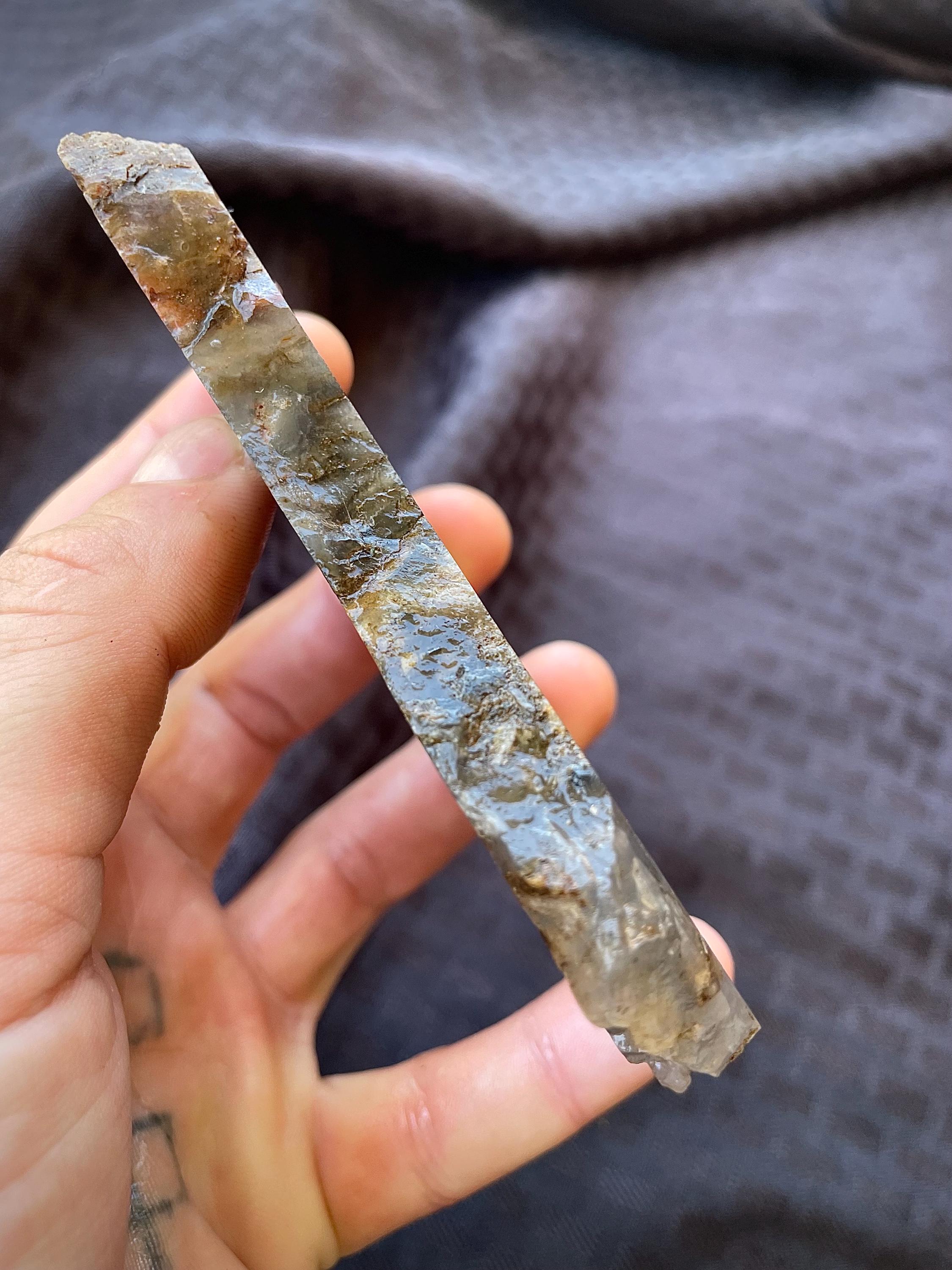 グレイブヤードポイント・プラムアゲートのスラブ。宝石原石。キャブ