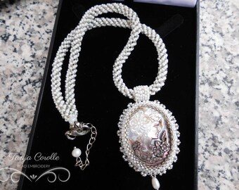 Geschenk für ihre geschnitzte Cameo auf Mutter der Perle Halskette weiße Perle Stickerei Halskette Hochzeit Geschenk Schmuck Geburtstagsgeschenk Jahrestagsgeschenk