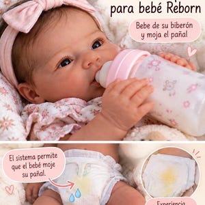 Könnte beinhalten: Eine Reborn-Babypuppe mit rosa Schleifen-Stirnband und Blumenoutfit, die aus einer gemusterten Flasche trinkt. Der Text lautet: Sistema de líquidos para bebé Reborn, Bebe de su biberón y moja el pañal, El sistema permite que el bebé moje su pañal, Experiencia aún más realista.