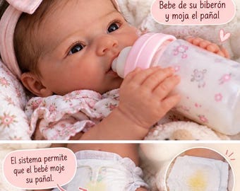 Könnte beinhalten: Eine Reborn-Babypuppe mit rosa Schleifen-Stirnband und Blumenoutfit, die aus einer gemusterten Flasche trinkt. Der Text lautet: Sistema de líquidos para bebé Reborn, Bebe de su biberón y moja el pañal, El sistema permite que el bebé moje su pañal, Experiencia aún más realista.