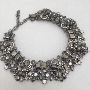 Gray choker 2025