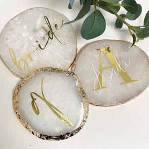 Posavasos de cristal de ágata personalizados con borde dorado // Regalo personalizado perfecto para inauguración de la casa y regalos de boda // Posavasos personalizado