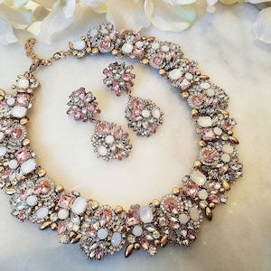 Set di gioielli con collana e orecchini con strass rosa pastello e oro // Gioielli con strass / Gioielli regali per lei immagine 1