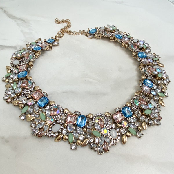 Pastellblått, mintgrönt och guldfärgat strasshalsband || Damhalsband med juveler
