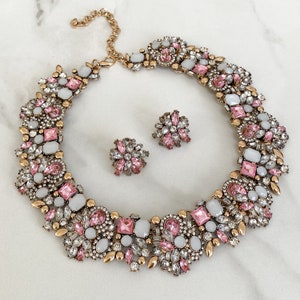 Set di gioielli con collana e orecchini con strass rosa pastello e oro // Gioielli con strass / Gioielli regali per lei immagine 2
