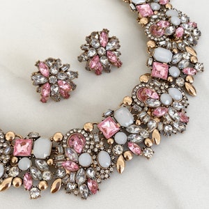 Set di gioielli con collana e orecchini con strass rosa pastello e oro // Gioielli con strass / Gioielli regali per lei Stud Earrings