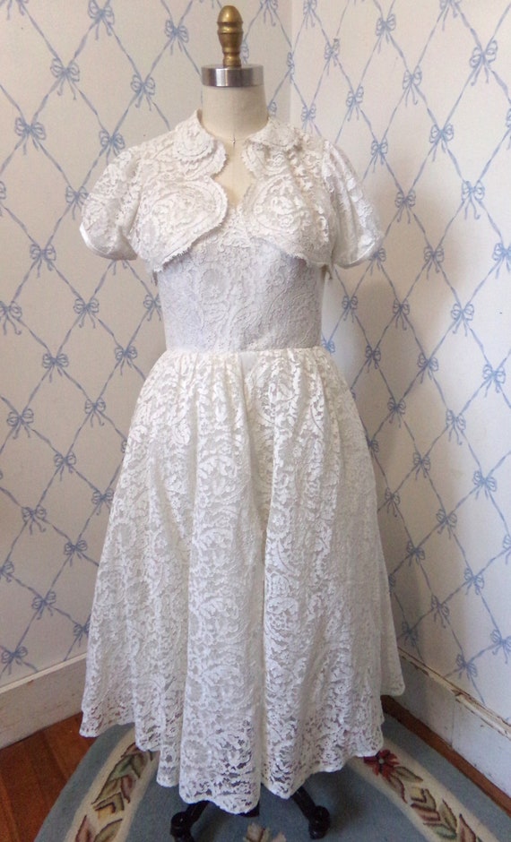 Gorgeous vintage 1950s informal lace strapless wed