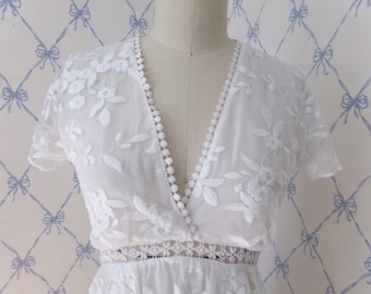 Pre-owned white embroidered net gown dress beachwear country/barn wedding long skirt sheer cotton lining V neckline see-thru band under bust