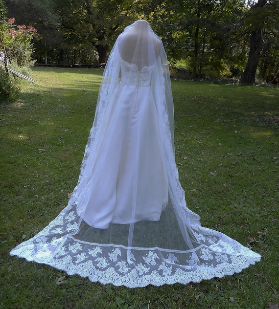Vintage 1950s Heirloom Ivory French Chantilly Lace