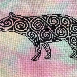 Cuadro de punto de cruz de tapir tribal