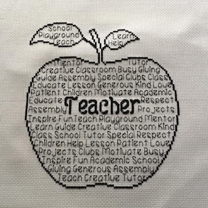 Puede incluir: Un diseño de punto de cruz en blanco y negro de una manzana con la palabra "Teacher" en el centro. La manzana está rodeada de palabras relacionadas con la enseñanza, como "mentor", "guía", "lección", "respeto", "proyectos" y "escuela".