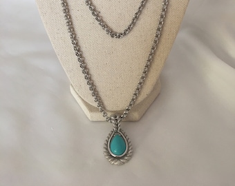 Collar vintage AVON con colgante en forma de lágrima de howlita turquesa sintética en tono plateado