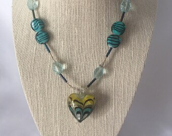 Gargantilla bohemia con cuentas de vidrio y corazón de vidrio dicroico: ¡bonito!