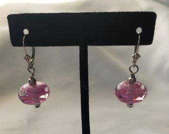 Boucles d'oreilles vintage rose pâle avec perles de verre tourbillonnantes