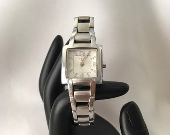 Montre Kenneth Cole argentée : cadran carré complexe, bracelet de 7 po.