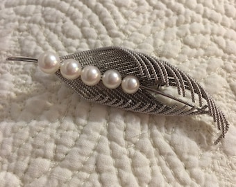 Broche Feuille de fougère en argent sterling avec cinq perles de culture graduées Chic !