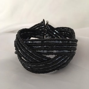 Pulseira vintage exclusiva com miçangas, várias faixas e fios trançados, preta