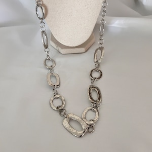 Chico&#39;s Hammered Etched Metal Silver tone Single Strand Geometric Themed Necklace 36” with 5” extension - Sweet!