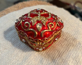 Boîte à bibelots papillon émaillée rouge vintage, bijou par Roman.  2002.
