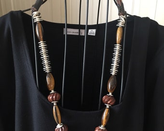 Collar bohemio de ojo de tigre, madera, cuero y plata hecho a mano por Ellen Tracy