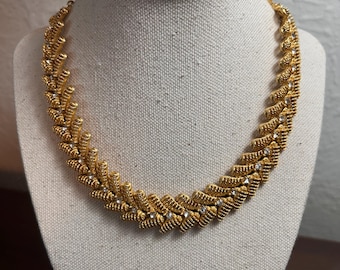 RARA collana girocollo placcata oro con foglia d'oro lucida incisa e cristalli, gioiello vintage