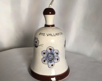 Campana de cerámica de Puerto Vallarta: Recuerdo floral con pájaro azul, firmada por CAT México