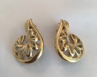 Vintage "Trifari" Gold Plated Swirl Better Quality Clip-On Earrings Jewelry