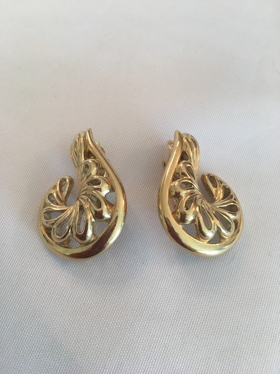 Vintage "Trifari" Gold Plated Swirl Better Quality