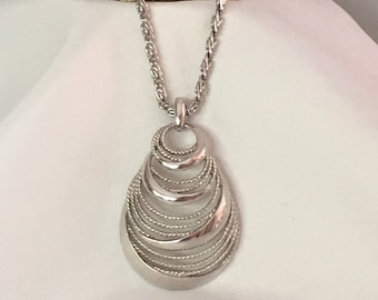 Collar con colgante en forma de lágrima de tono plateado vintage de Crown Trifari