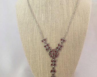 Gargantilla Napier Vintage de filigrana plateada: Collar babero de cristal rojo